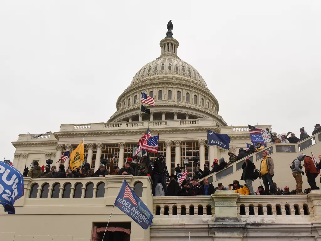 Para pendukung Donald Trump masuk ke Gedung Capitol. (REUTERS/Stephanie Keith).