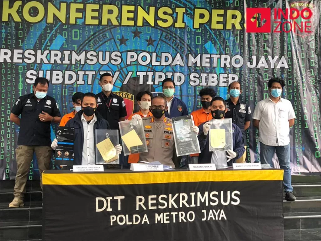 Konferensi pers jasa jual surat PCR palsu di Polda Metro Jaya, Jakarta. (INDOZONE/Samsudhuha Wildansyah)
