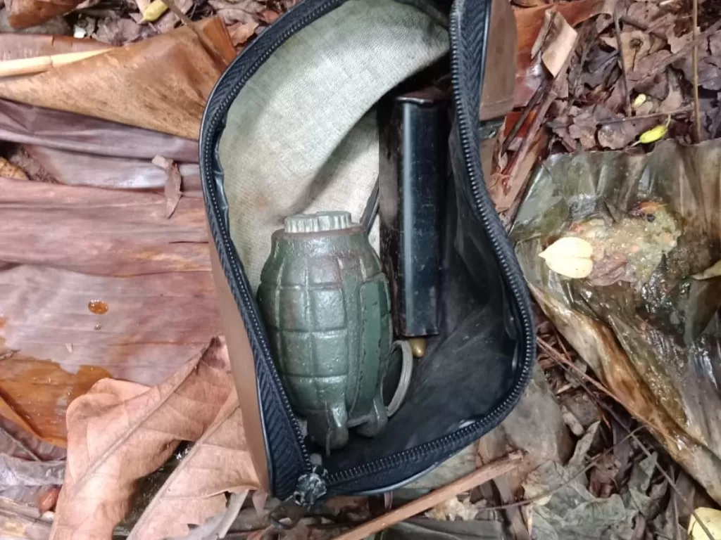 Penemuan sebuah granat dan amunisi di kebun kosong di Jakarta Timur, Kamis (7/1/2021). (Dok: Istimewa)
