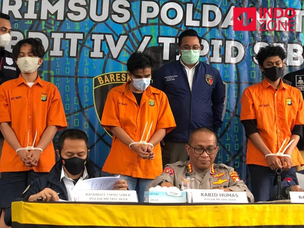 Konferensi pers jasa jual surat PCR palsu di Polda Metro Jaya, Jakarta. (INDOZONE/Samsudhuha Wildansyah)