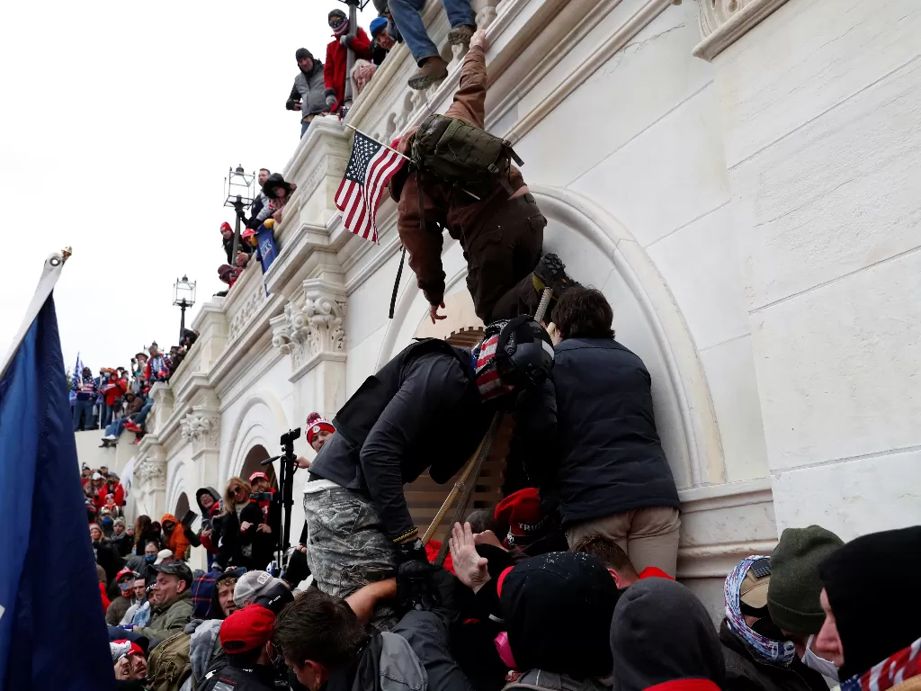 Para pengunjuk rasa duduki Gedung Capitol, Washington, AS, (6/1/2021) sebagai langkah terakhir untuk halangi Joe Biden jadi pemenang. (REUTERS/Shannon Stapleton).