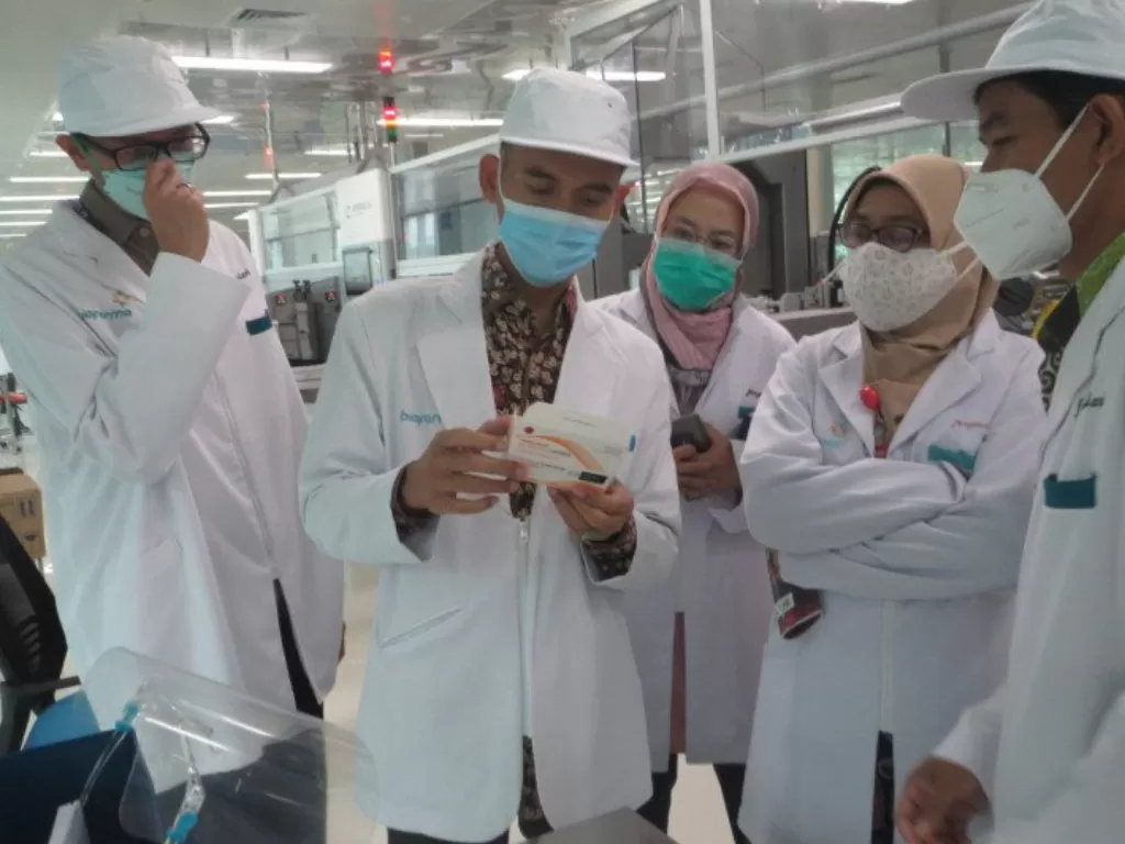 Ketua Majelis Ulama Indonesia bidang Fatwa dan Urusan Halal Asrorun Niam Sholeh (tengah) saat mengunjungi fasilitas produksi vaksin di Bandung, Selasa (5/1/2021). (Dok: Majelis Ulama Indonesia)