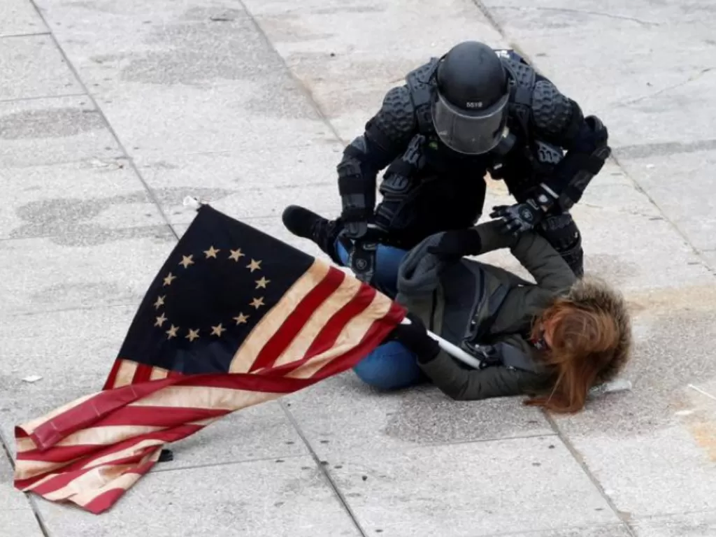 Polisi menahan pengunjuk rasa di Gedung Kongres AS (REUTERS/Shannon Stapleton)