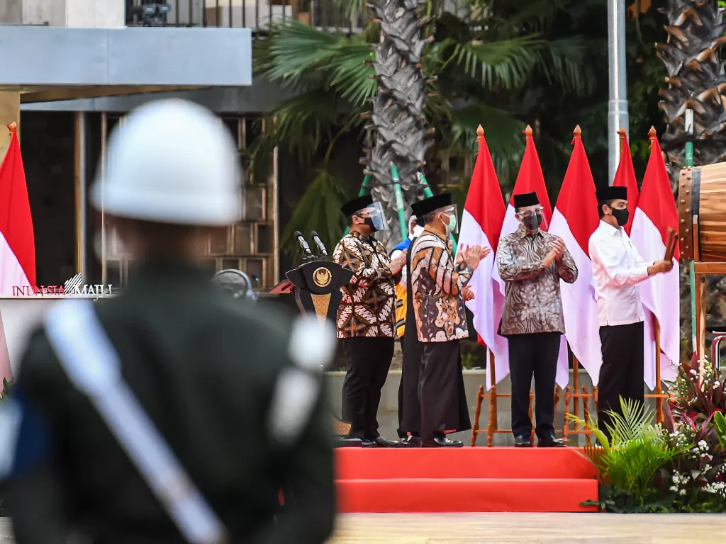 Presiden Joko Widodo (kanan) menabuh bedug (ANTARA FOTO/M Risyal Hidayat)