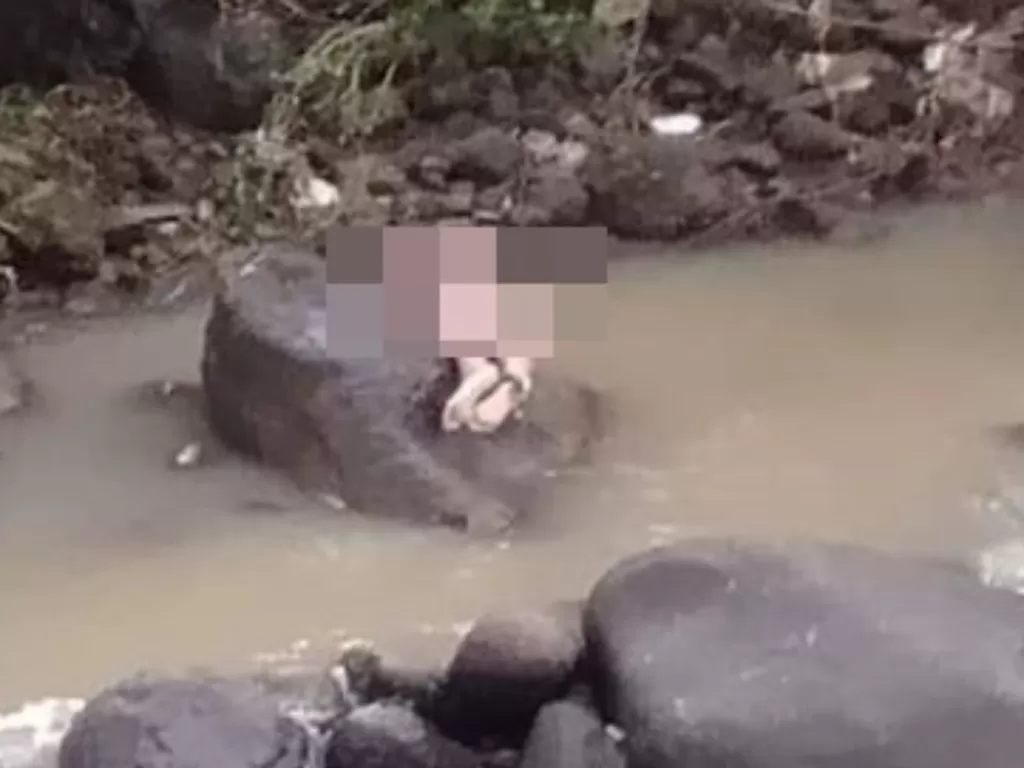 Mayat wanita tanpa identitas ditemukan tersangkut di sungai (ist)