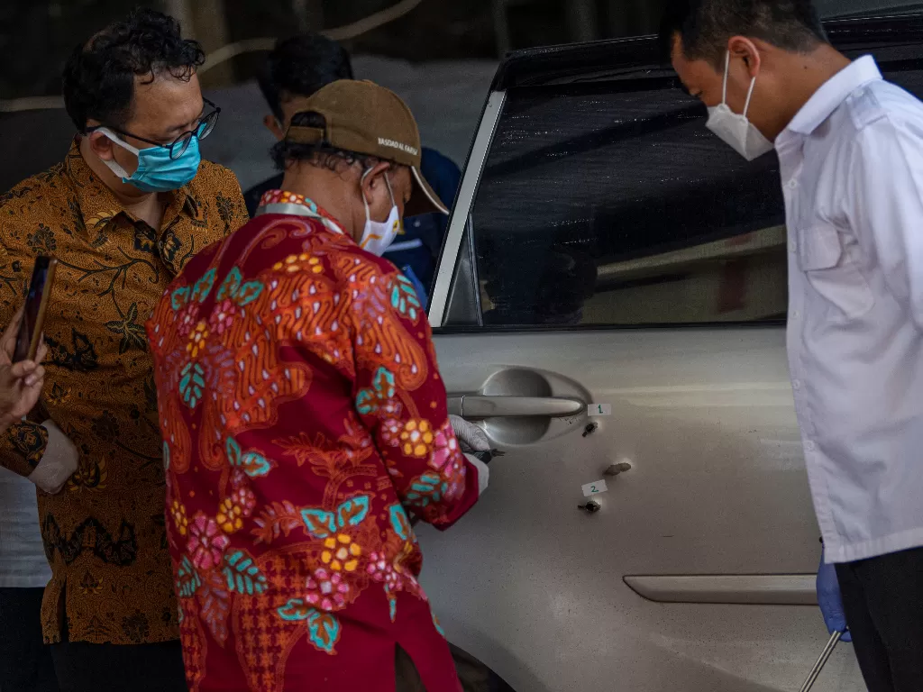 Dua komisioner Komnas HAM Choirul Anam (tengah) dan Beka Ulung Hapsara (kiri) memeriksa satu dari tiga mobil yang dikendarai polisi dan enam laskar FPI dalam kasus penembakan anggota FPI di Polda Metro Jaya. (ANTARA FOTO/Aditya Pradana Putra)
