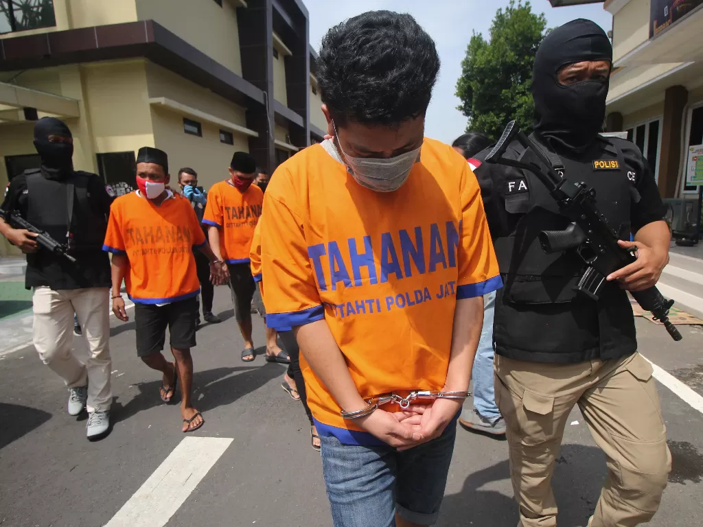 Polisi menunjukkan sejumlah tersangka (ANTARA FOTO/Didik Suhartono)