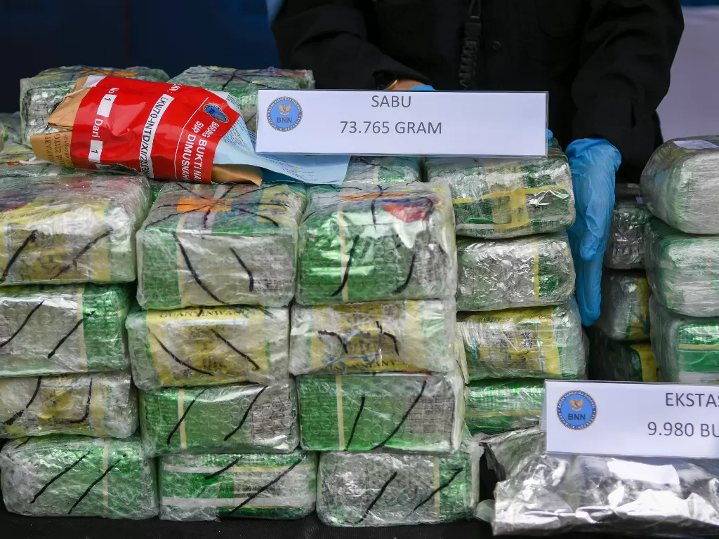 Petugas Badan Narkotika Nasional (BNN) merapikan barang bukti narkotika jenis sabu (ANTARA FOTO/Galih Pradipta)