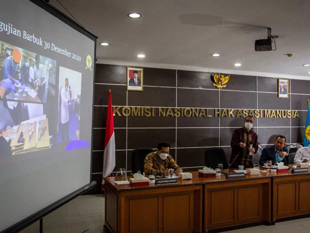 Wakil Ketua Eksternal Komnas HAM Amiruddin (ketiga kanan) menyampaikan paparan tim penyelidikan Komnas HAM (ANTARA FOTO/Dhemas Reviyanto)