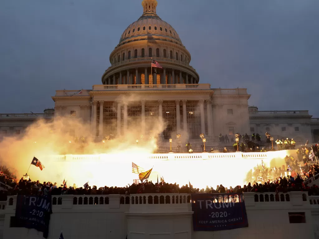 Kerusahan di Capitol Building. (REUTERS/Leah Millis)