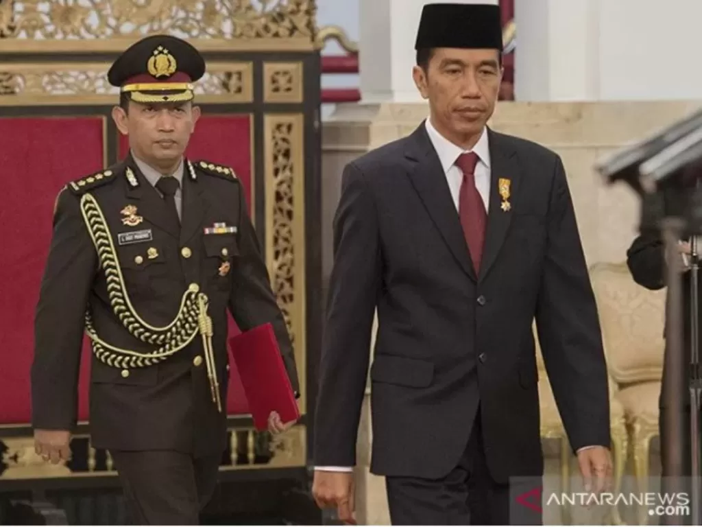 Presiden Joko Widodo (kanan) didampingi ajudannya Kombes Pol. Listyo Sigit Prabowo (kiri) di Istana Negara, Jakarta, Senin (26/1/2015). ANTARA FOTO/Widodo S. Jusuf/aa.