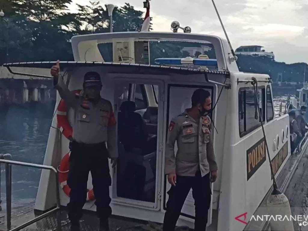 Pesonel Polres Kepulauan Seribu menuju lokasi diperkirakan jatuhnya pesawat dari Dermaga Marina Ancol, Sabtu. (photo/ANTARA/Fauzi Lamboka)