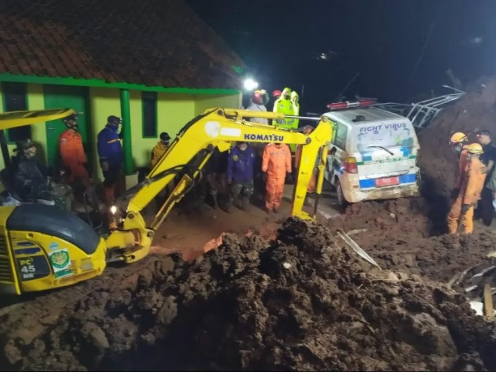 Petugas SAR melakukan proses pencarian korban longsor di Desa Cihanjuang, Kecamatan Cimanggung, Kabupaten Sumedang. (ANTARA/Bagus Ahmad Rizaldi) 
