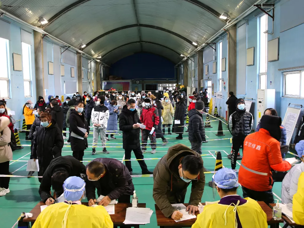 Orang-orang berbaris untuk menerima vaksin COVID-19 di situs vaksinasi darurat di distrik Haidian Beijing, Tiongkok Januari 2021. (photo/REUTERS/STRINGER)