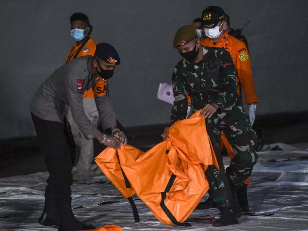 Temuan diduga bagian tubuh korban pesawat Sriwijaya Air SJ 182 (ANTARA FOTO/Hafidz Mubarak A)