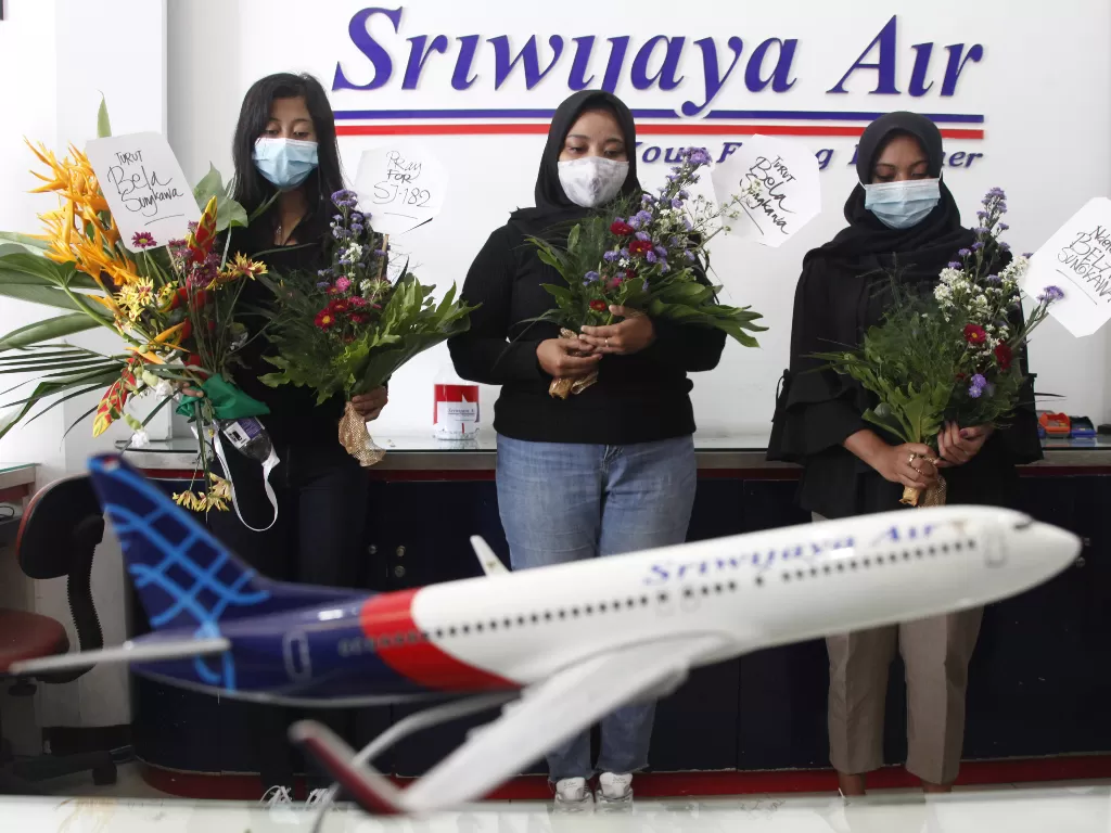 Duka warga terhadap korban pesawat Sriwijaya Air yang jatuh (ANTARA FOTO/Maulana Surya)