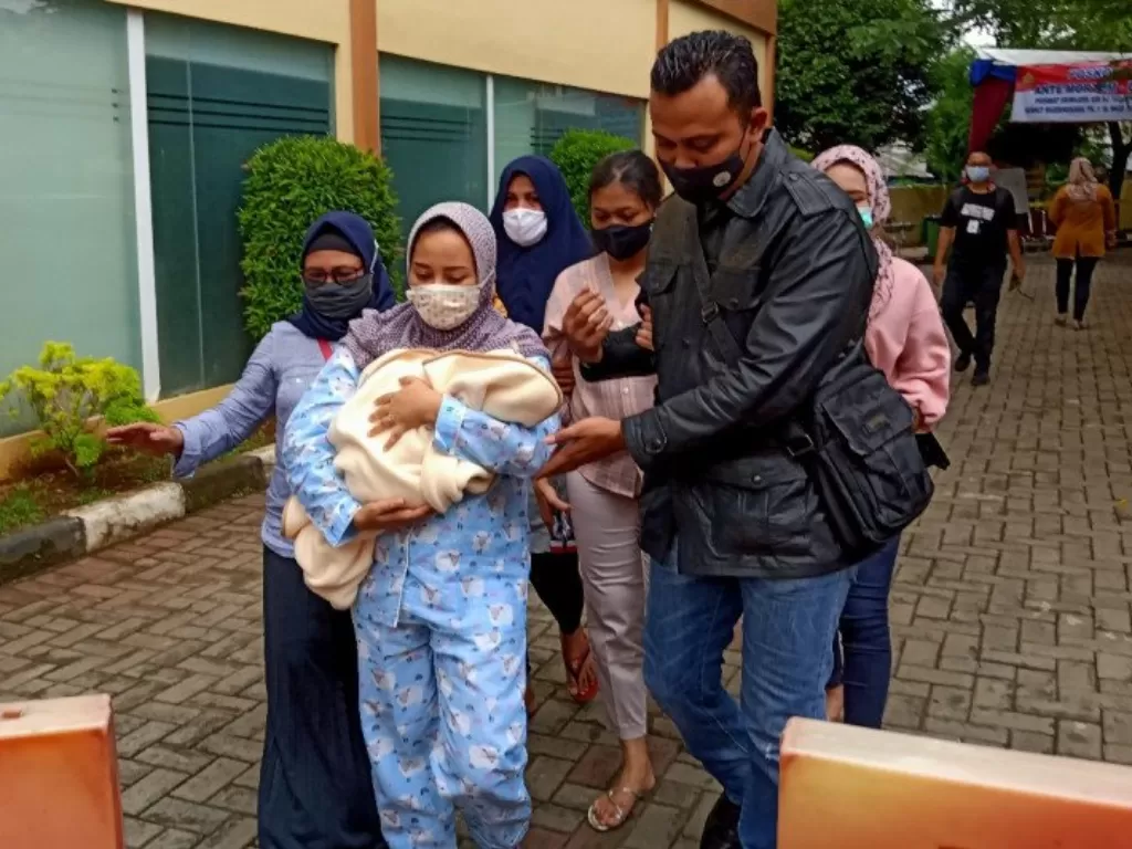 Istri Angga Fernanda Afri mendatangi posko ante mortem RS Polri, Kramat Jati, Jakarta, Minggu (10/1/2021) (ANTARA/Fathur Rochman)