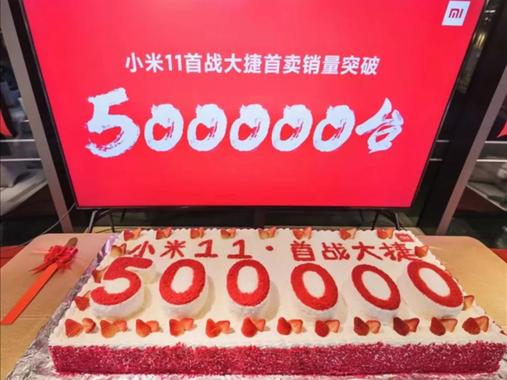 Kue perayaan penjualan Xiaomi Mi 11 yang mencapai 500.000 unit (photo/Weibo/Xiaomi)
