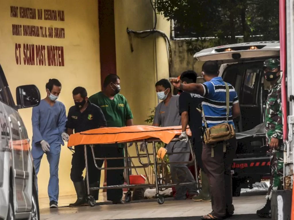 Petugas membawa kantong jenazah penumpang Sriwijaya Air ke RS Polri (ANTARA FOTO/Muhammad Adimaja)