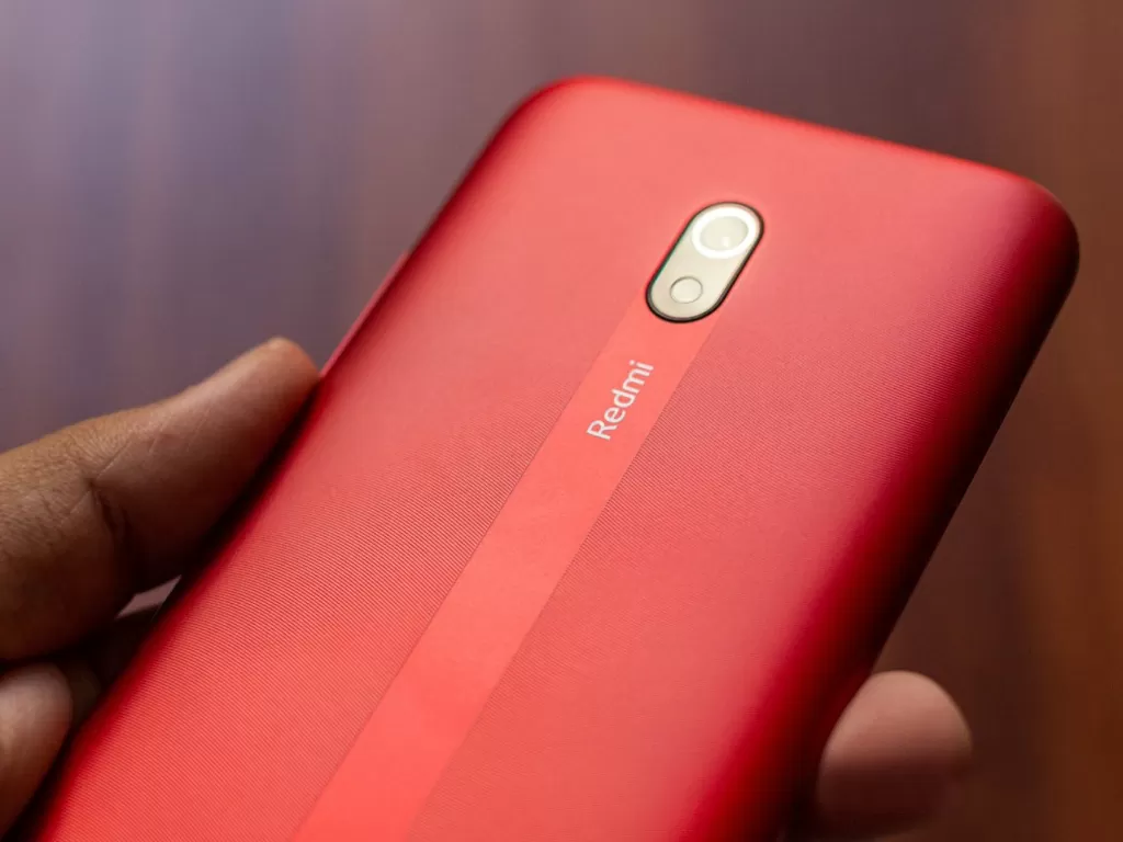 Tampilan belakang smartphone Redmi 8A dengan warna merah (photo/Dok. GSMArena)