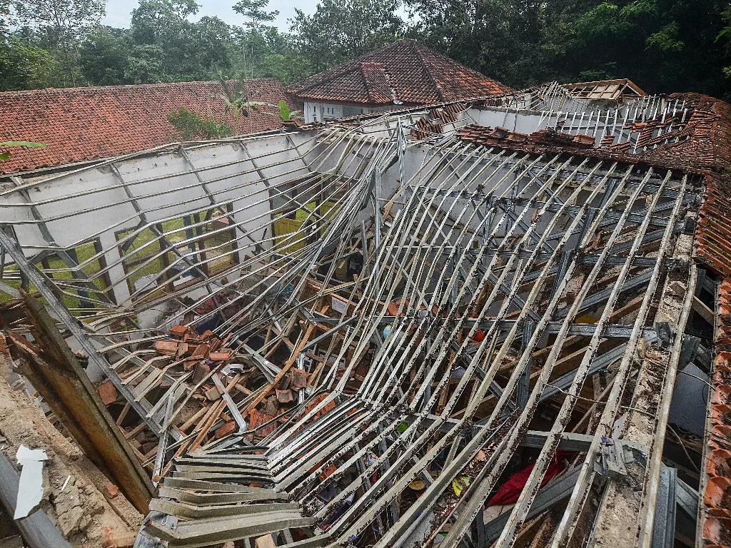 Kondisi atap ruang kelas SDN 2 Janggala (ANTARA FOTO/Adeng Bustomi)