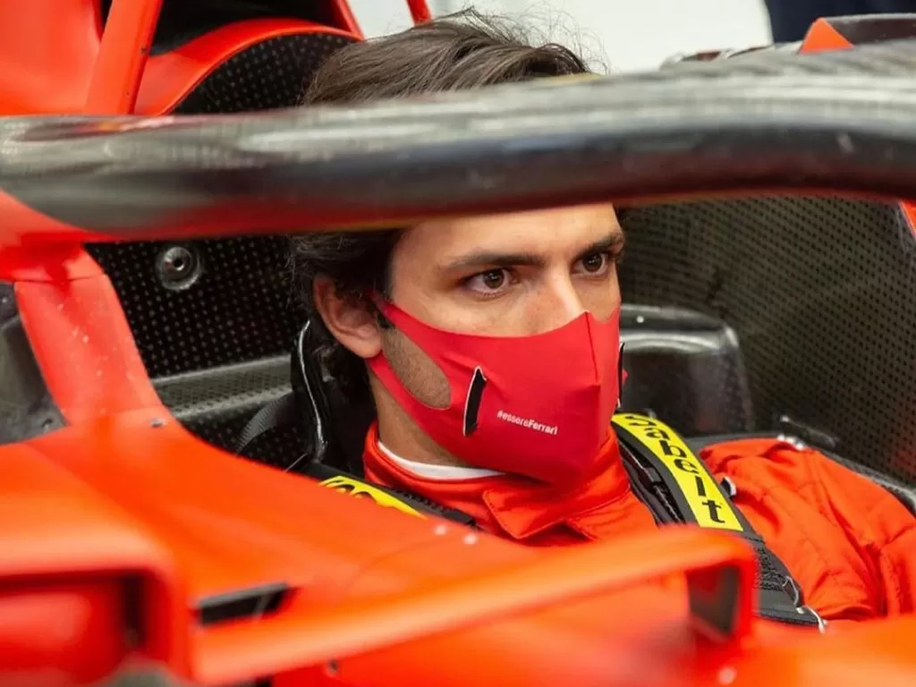 Carlos Sainz dalam pabrikan Ferrari. (photo/Instagram/@carlossainz55)
