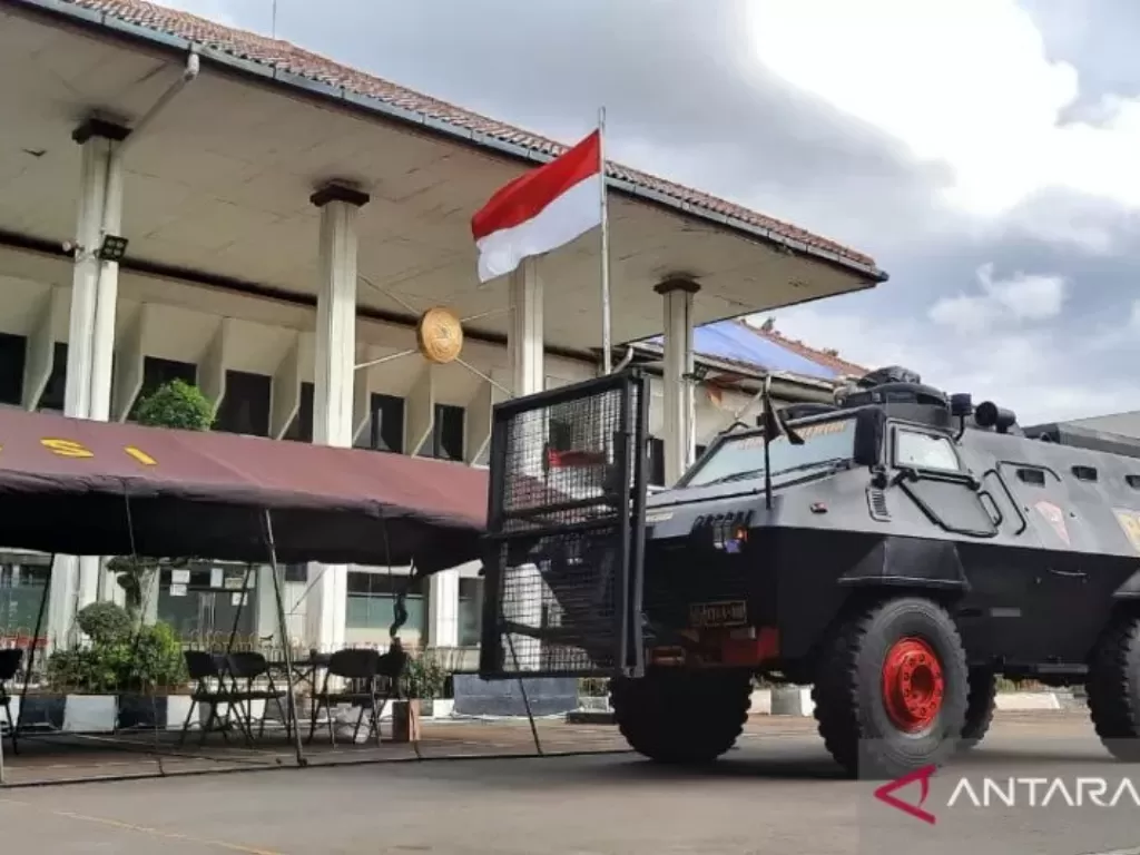 Kendaraan taktis (baracuda) milik Polda Metro Jaya disiagakan di Pengadilan Negeri Jakarta Selatan untuk pengamanan sidang Preperadilan Rizieq Shihab, Senin (4/1/2021) (photo/ANTARA/Laily Rahmawaty)