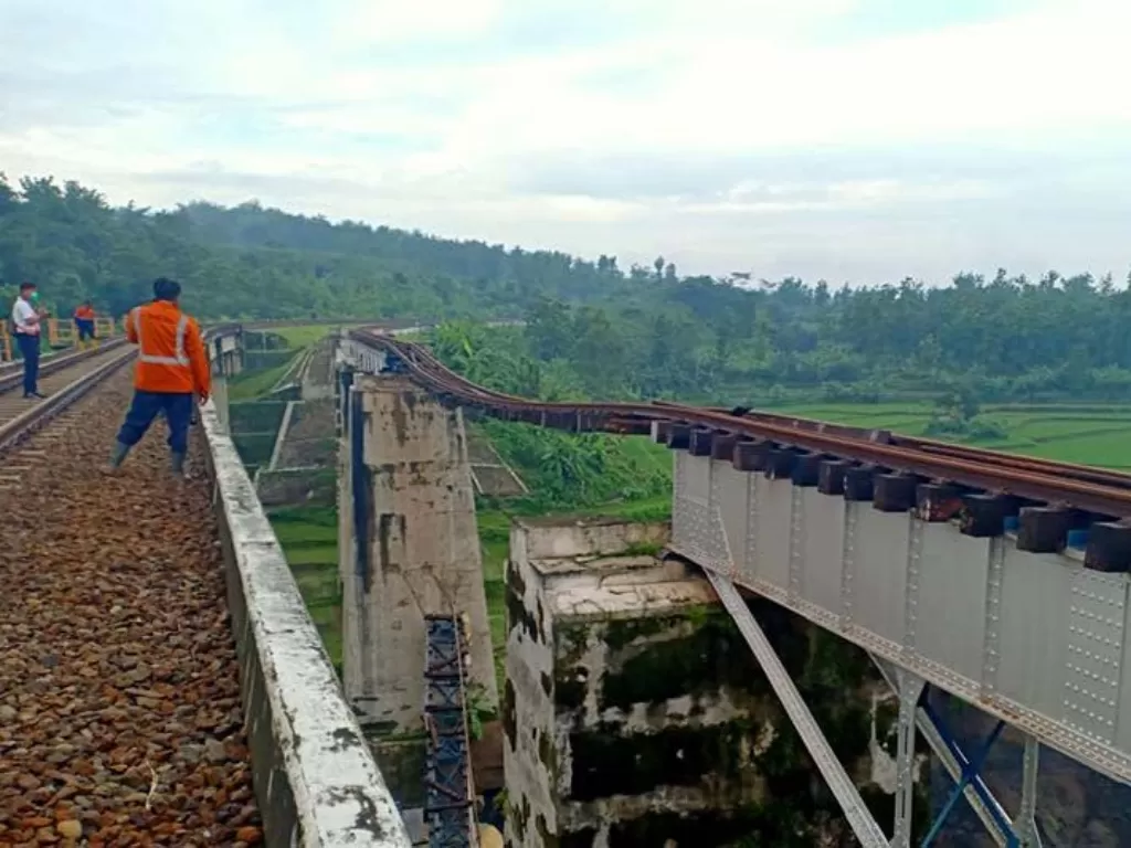 Petugas PT KAI Daop 5 Purwokerto saat memeriksa pengikisan atau gogos di jembatan nomor BH 1.120 Km 305+5/6, jalur hulu antara Linggapura dan Bumiayu, Kabupaten Brebes, Jawa Tengah. (Foto: KAI Purwokerto)