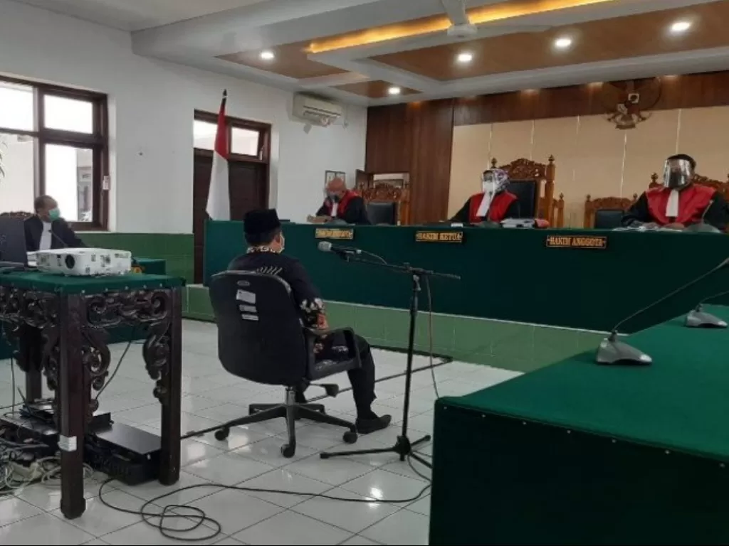 Wakil Ketua DPRD Kota Tegal divonis enam bulan penjara dengan masa persobaan satu tahun dalam perisdangan di Pengadilan Negeri kota Tegal, Selasa (12/1/2021). (photo/ANTARA/HO/Dok. Oky Lukmasyah)