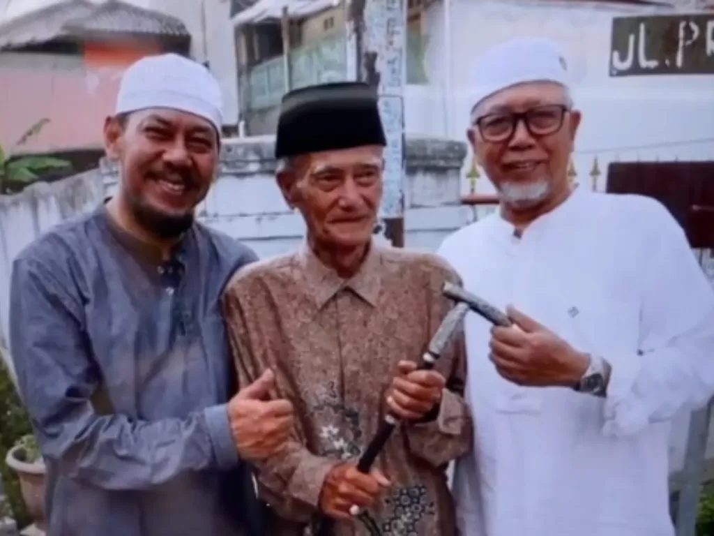 Capt Afwan berfoto bersama dengan tokoh pengurus masjid di lingkungannya (Ist)