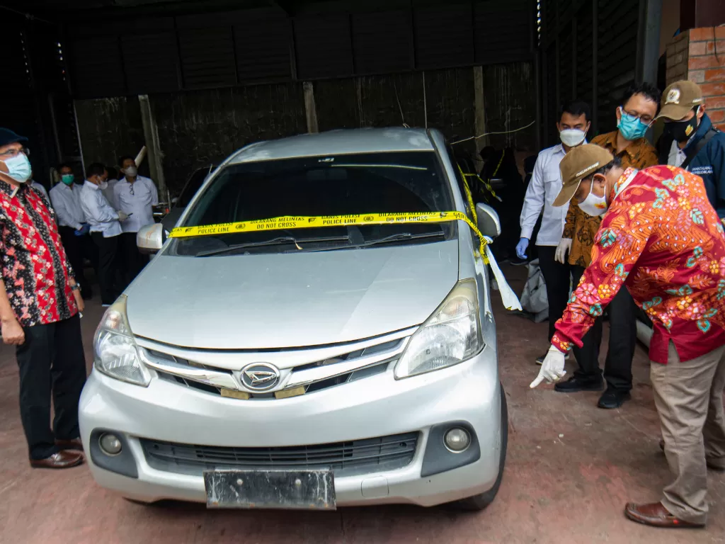 Komnas HAM memeriksa satu dari tiga mobil yang dikendarai polisi dan enam laskar FPI dalam kasus penembakan anggota FPI di Polda Metro Jaya, Jakarta, Senin (21/12/2020). (ANTARA/Aditya Pradana Putra)