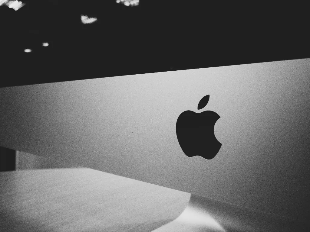Logo pabrikan Apple pada iMac. (photo/Pexels/Armand Valendez)