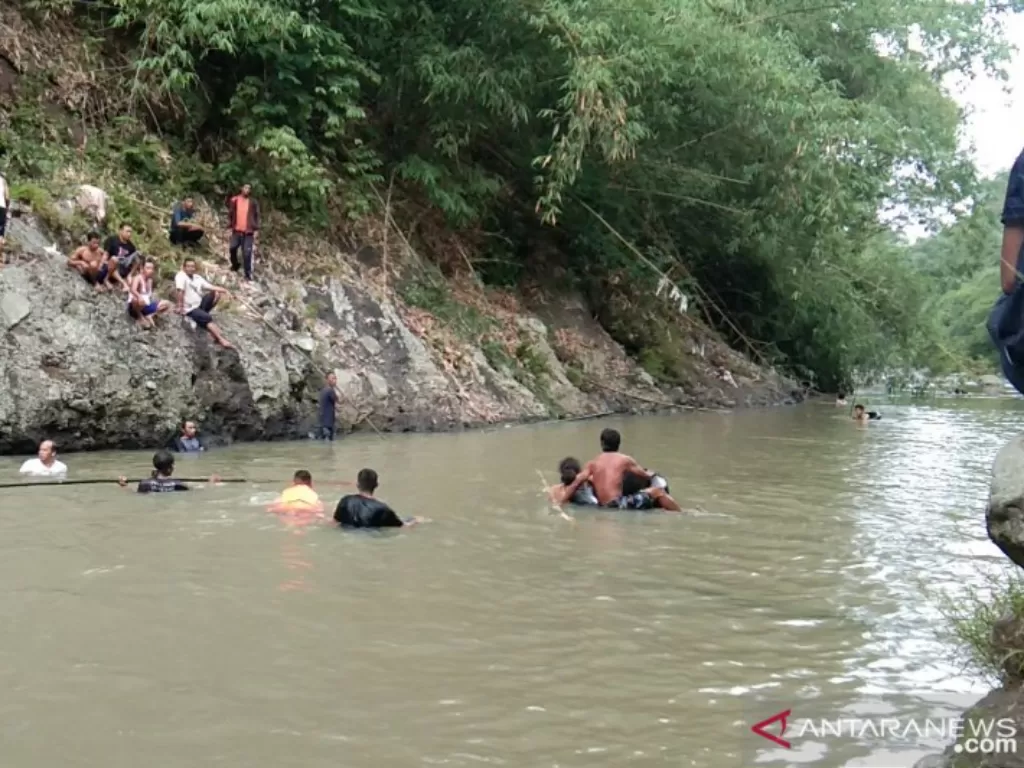 Tim SAR gabungan BPBD Kabupaten Cianjur, Jawa Barat, melakukan pencarian seorang santri yang dilaporkan hilang terbawa arus saat mandi di pinggir Sungai Leuwi Lengsir, Kecamatan Sukaluyu, Selasa (12/1/2021). (FOTO ANTARA/Ahmad Fikri)