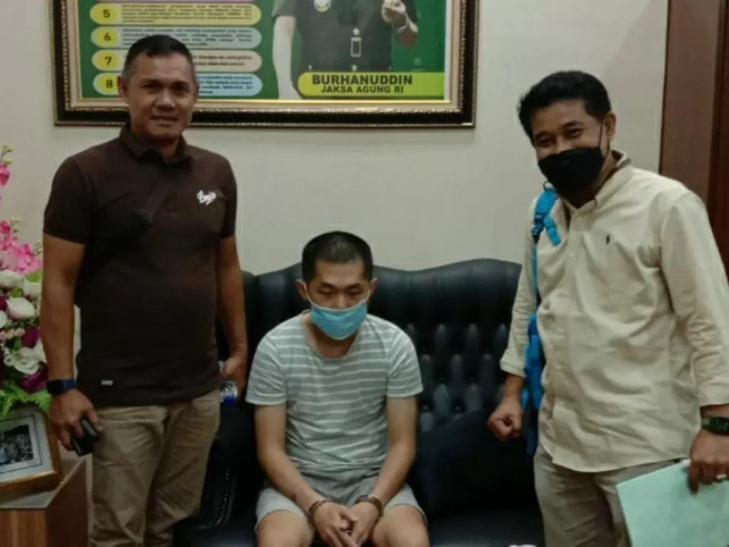 Tim Intelijen Kejaksaan Tinggi Sumatera Utara menangkap buronan Stefen Agustinus (tengah) terpidana kasus perdagangan orang. (ANTARA/HO)