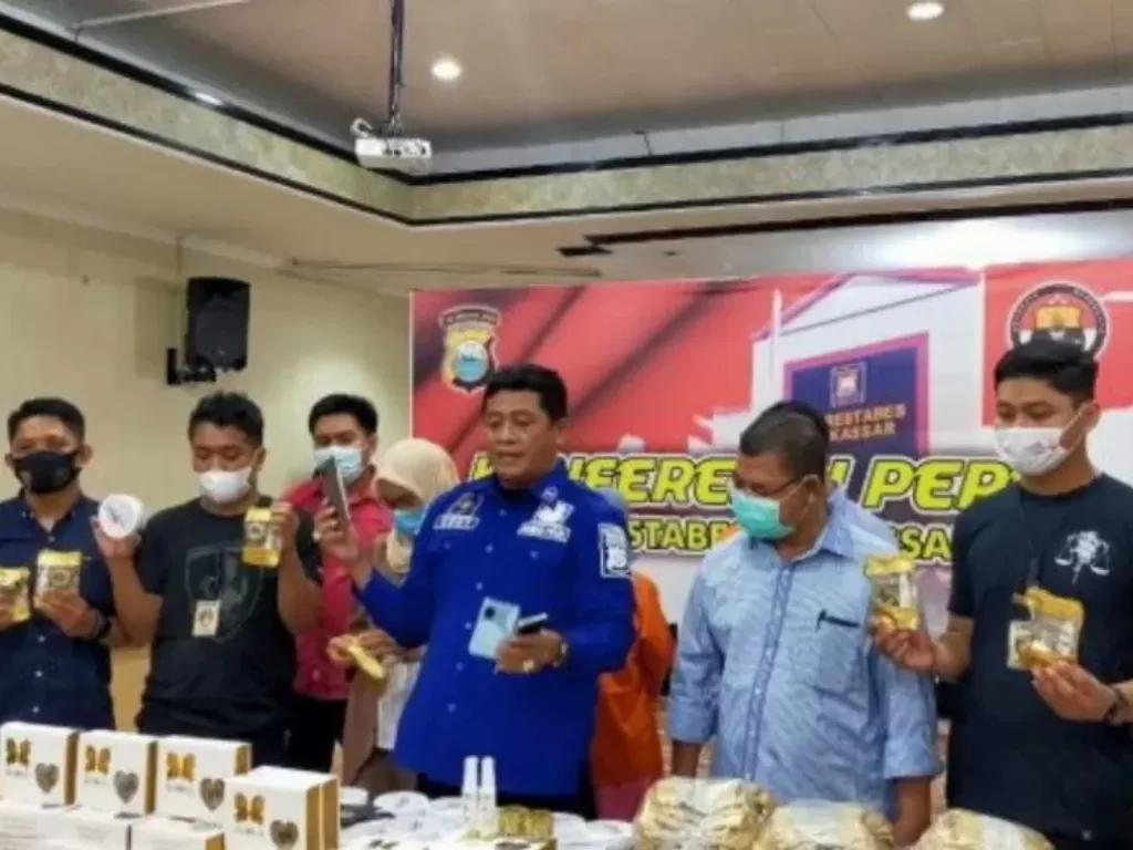 Kasubbag Humas Polrestabes Makassar Kompol Supriyadi Idrus (tiga dari kanan) saat merilis kasus peredaran kosmetik ilegal di Makassar, Sulsel, Selasa (12/1/2021). (photo/ANTARA/HO)