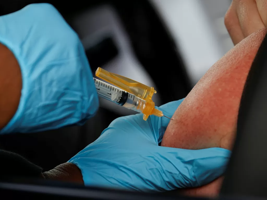 Pemberian vaksin Covid-19 di Pasadena (REUTERS/Mario Anzuoni)