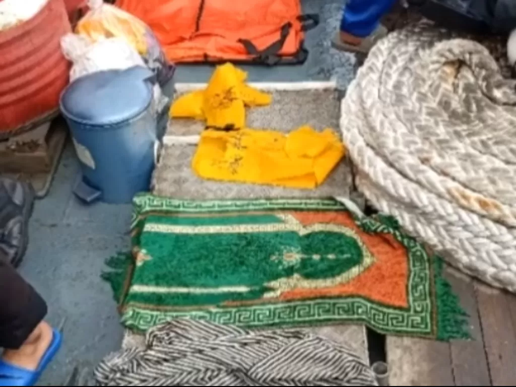 Sajadah barang milik penumpang Sriwijaya Air SJ-182 ditemukan dari dasar laut (Tiktok)