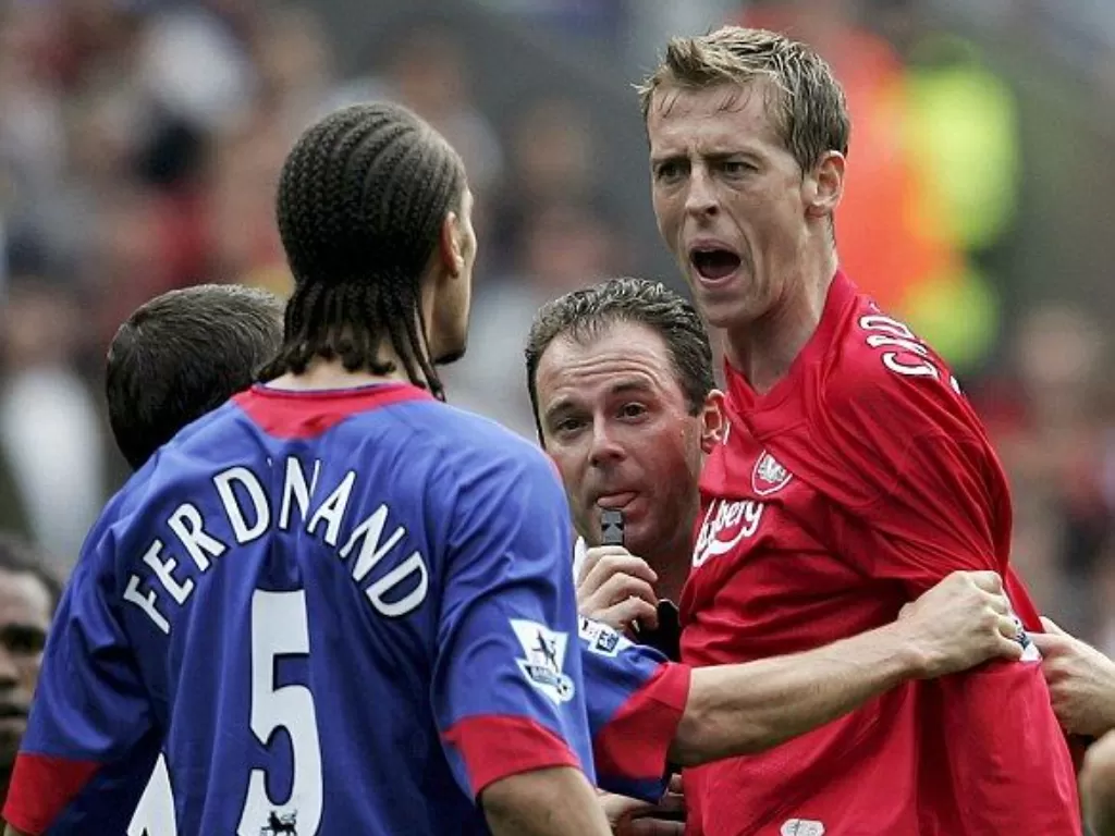Peter Crouch (kanan) saat masih menjadi pemain Liverpool. Ia tampak bersitegang dengan bek MU, Rio Ferdinand. (Pinterest)