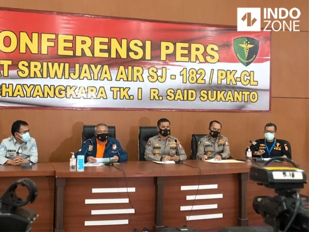 Konferensi pers identifikasi jasad SJ182 di RS Polri, Kramat Jati, Jaktim. (INDOZONE/Samsudhuha Wildansyah)