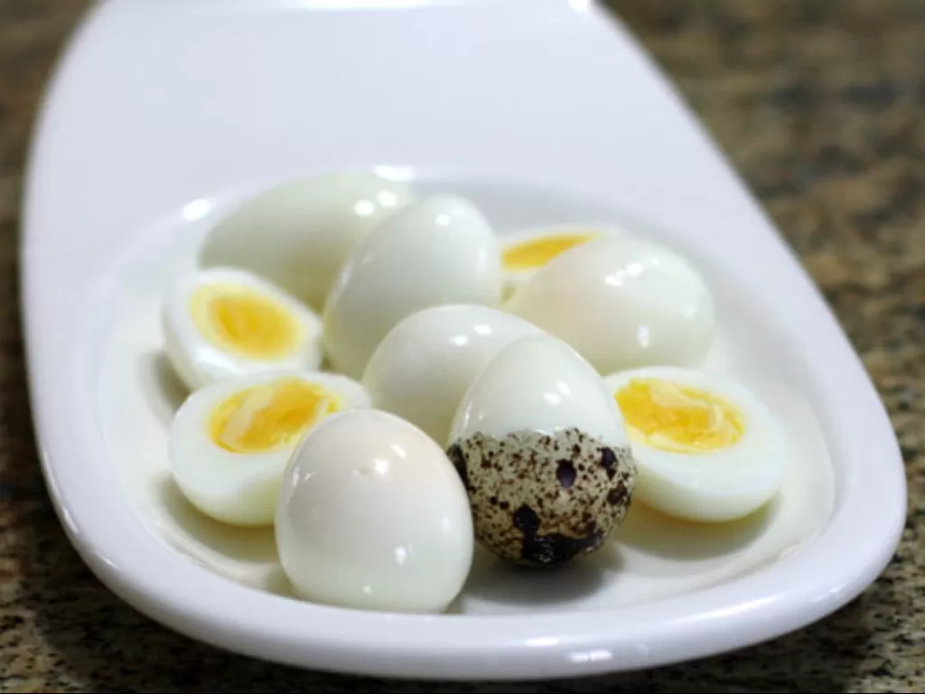 Telur puyuh rebus. (classicrecipes.com)