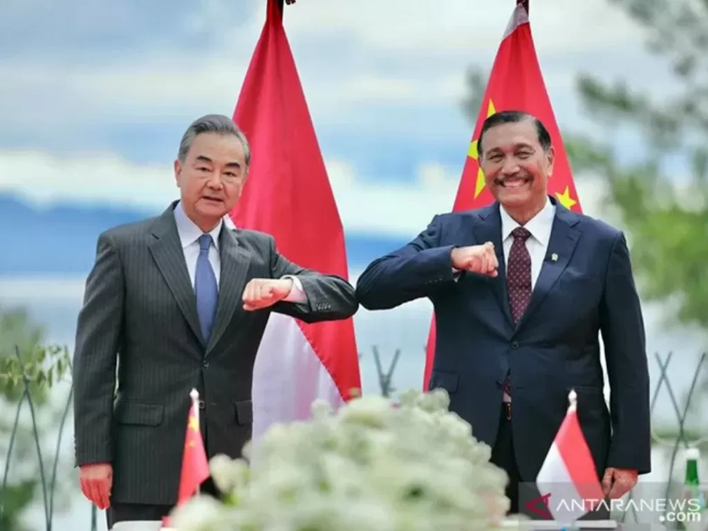 Menko Kemaritiman dan Investasi Luhut Binsar Pandjaitan bersama Menteri Luar Negeri China Wang Yi di Danau Toba, Selasa (12/1/2020). (ANTARA/HO Kemenko Kemaritiman dan Investasi)