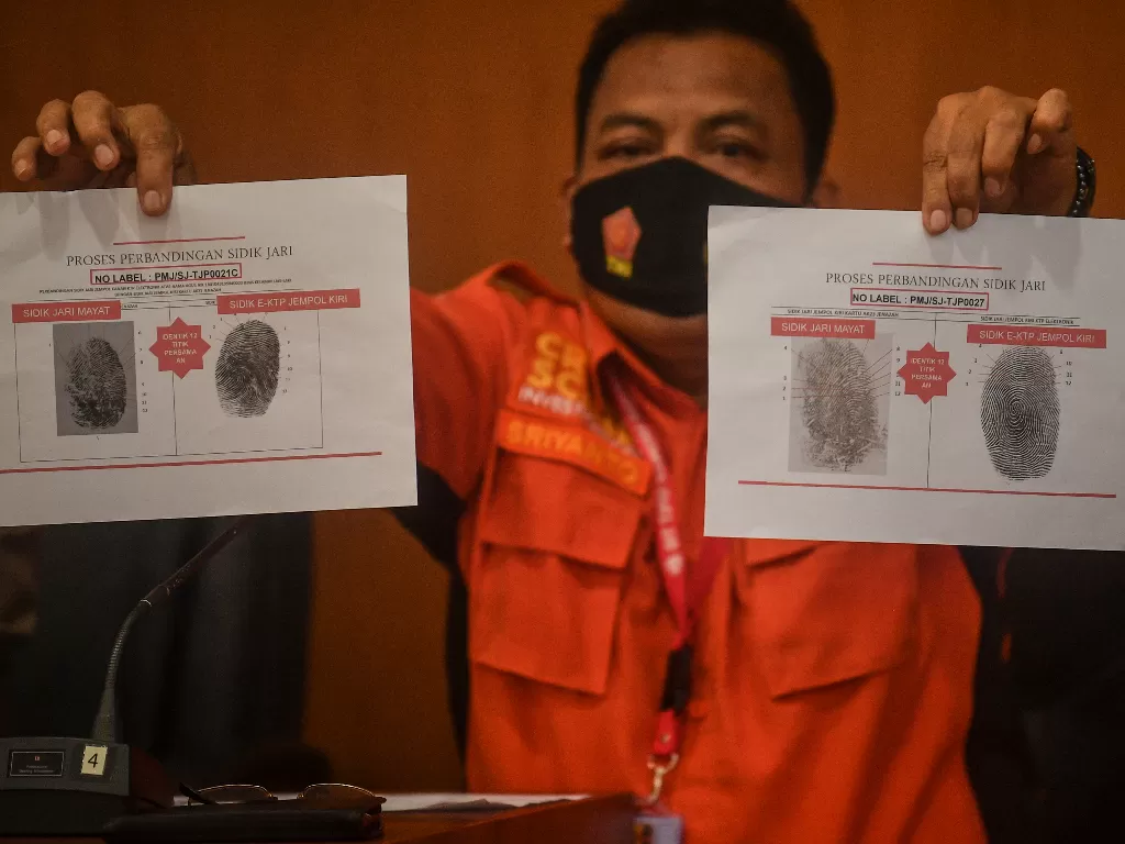 Kabid Topol Pusinafis Bareskrim Polri Kombes Sriyanto menunjukkan data sidik jari dari dua korban kecelakaan pesawat Sriwijaya Air saat konferensi pers di RS Polri Kramatjati, Jakarta, Rabu (13/1/2021). (ANTARA FOTO/Muhammad Adimaja)