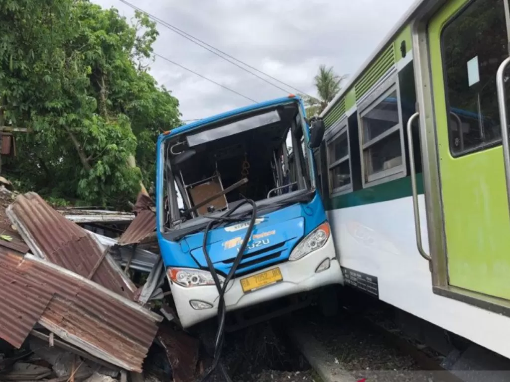 Kecelakaan antara Bus Transpadang dengan kereta api di simpang Anak Air, Lubuk Buaya, Kecamatan Koto Tangah, sekitar pukul 11.30 WIB. (Antarasumbar/FathulAbdi) 
