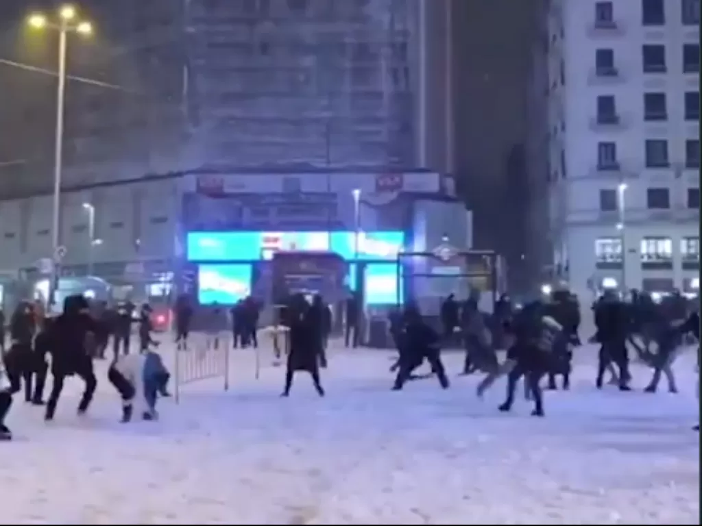 Cuplikan video saat warga yang perang bola salju di jalanan Madrid. (photo/Twitter/@ABC)