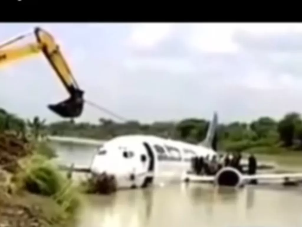 Pesawat Garuda Indonesia mendarat darurat di Sungai Bengawan Solo (Tiktok)