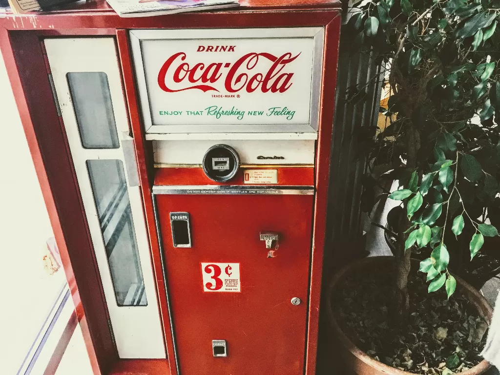 Vending Machine (Photo by Jenna Hamra from Pexels)
