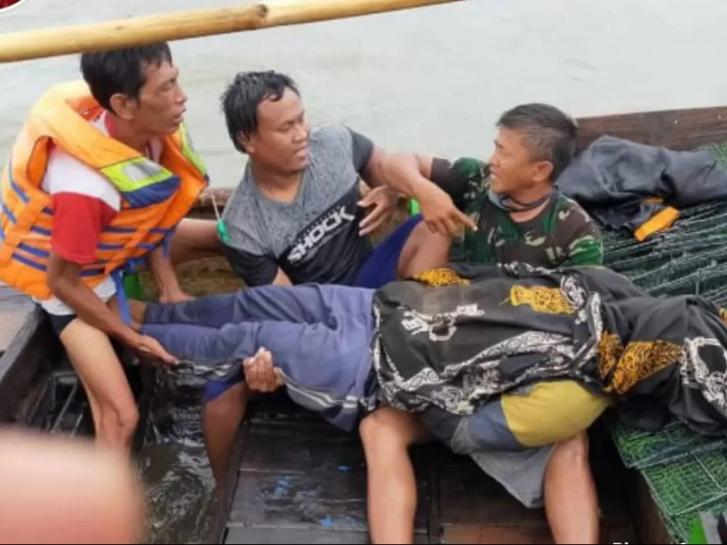Anggota Kopaska sedang mengevakuasi nelayan yang mengalami kecelakaan kapal di perairan Kepulauan Seribu (Antara)