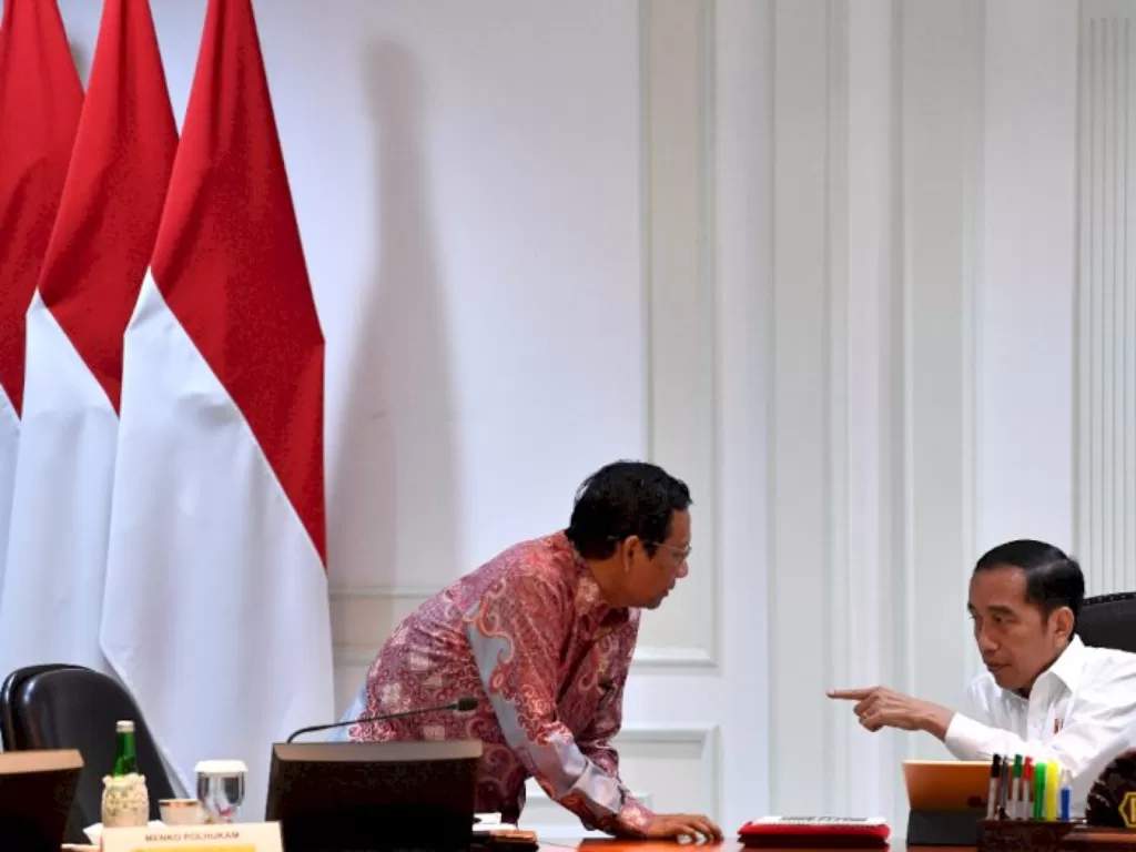 Presiden Joko Widodo Berbincang dengan Menko Polhukam Mahfud MD. (ANTARA/Sigid Kurniawan)