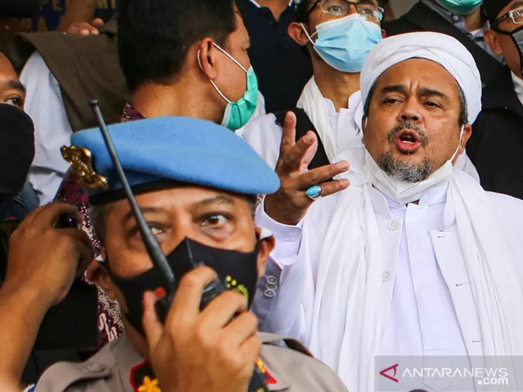 Imam Besar Front Pembela Islam (FPI) Habib Rizieq Shihab bersiap menjalani pemeriksaan di Mapolda Metro Jaya, Jakarta, Sabtu (12/12/2020). ANTARA FOTO/Fauzan/foc/aa. (ANTARA FOTO/FAUZAN)