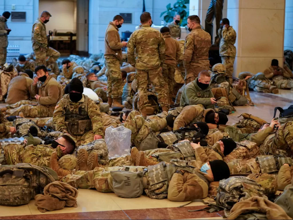 Anggota Garda Nasional berkumpul di Gedung Kongres AS di Washington. (Photo/REUTERS/Joshua Roberts)